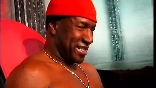 Oyuncu zenci egzotik dansçının yüzüne siyah penetrasyon yaptıktan sonra boşalıyor