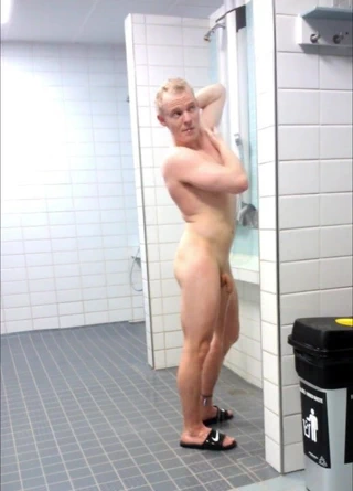 Sevimli adam gizlice izliyor