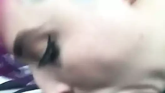 Gökkuşağı saçlı alternatif beyaz kız BBC'yi yutuyor