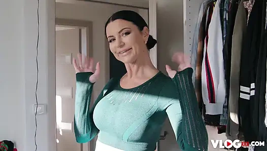 Büyük memeli orta yaşlı seksi kadın Ania Kinski'nin ateşli fotoğraf çekimi yarak yolculuğuyla bitiyor