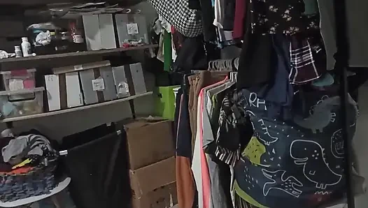 Seksi üvey anne yatak odasını tangayla temiziyor ve üvey oğlu için kendini filme alıyor
