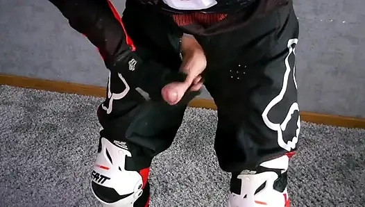 Yeni nike spor ayakkabılar ve en sevdiğim motocross ekipmanları beni çok sert yaptı