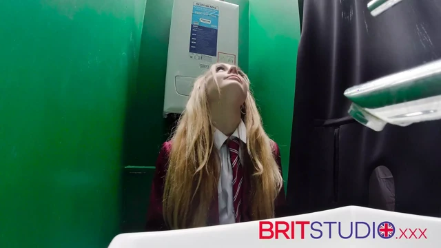 Duvar deliği: 18 yaşındaki üniversiteli kız yarak emiyor