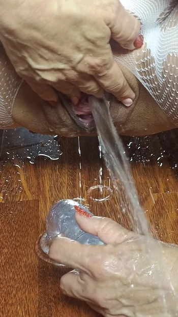 Рыжая милфа трахает себя дилдо в зеркале, огромными сквиртами и настоящим оргазмом