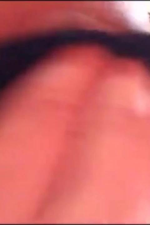 Mor leopar desenli babydoll ve siyah pamuklu dantelli külot giyerek emmeyi ve sikişmeyi seven Avrupalı kadın