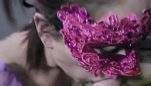 Pembe maskeli sürtük orta yaşlı seksi kadın yutuyor
