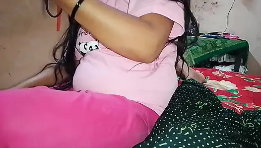 Hintli kız arkadaşının penisini ağzına sokuyor