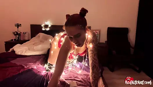 Kız içinde garlands berbat derin çük ve kırlangıçlar boşalmak