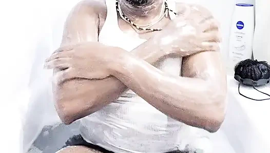 Vücudumu banyoda yıkıyorum (2) (2025)