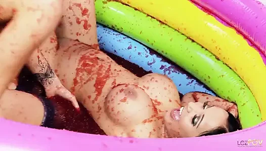 Bir jöle havuzu büyük memeli İngiliz lezbiyenlerin içinde güreşmek istemesine neden oluyor