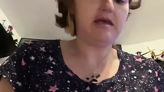 Banyo doluyken arkadaşımın yatak odasında gür amcığımdan büyük sidik!