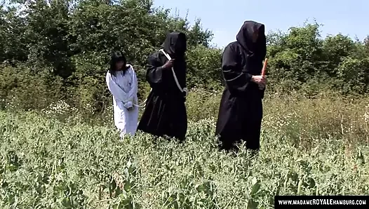 Orta yaşlı seksi kadının götü kırbaçlandı