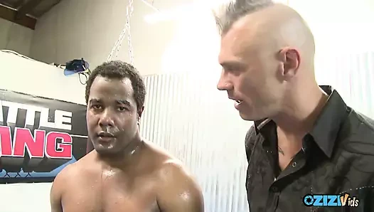 Derrick dövüşü kazandı ve Jessica'nın ringde sert sikişiyor