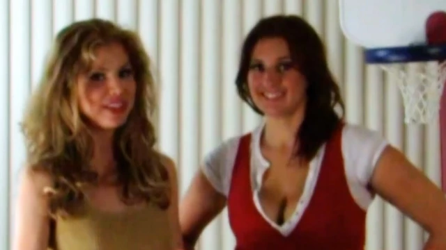 İki muhteşem kızla striptiz basketbolunun büyüleyici bir oyunu