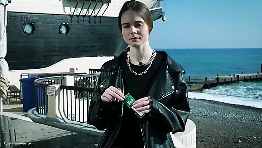 Genç Rus kadın açık havada sigara içiyor