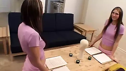 Twin sluts mastürbasyon yapmak birlikte üzerinde the zemin