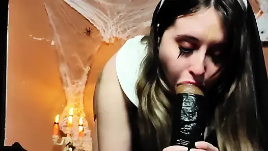 Rahibe çok fazla tükürük ile büyük siyah dildo emiyor