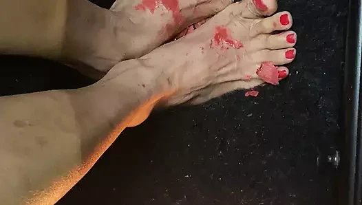 Seksi ayak parmaklarıyla minik ayaklarda mum ışığı