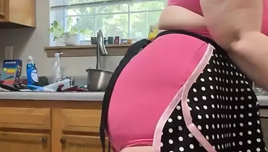 Azgın orta yaşlı seksi kadın önlükle canlı temizlik yapıyor