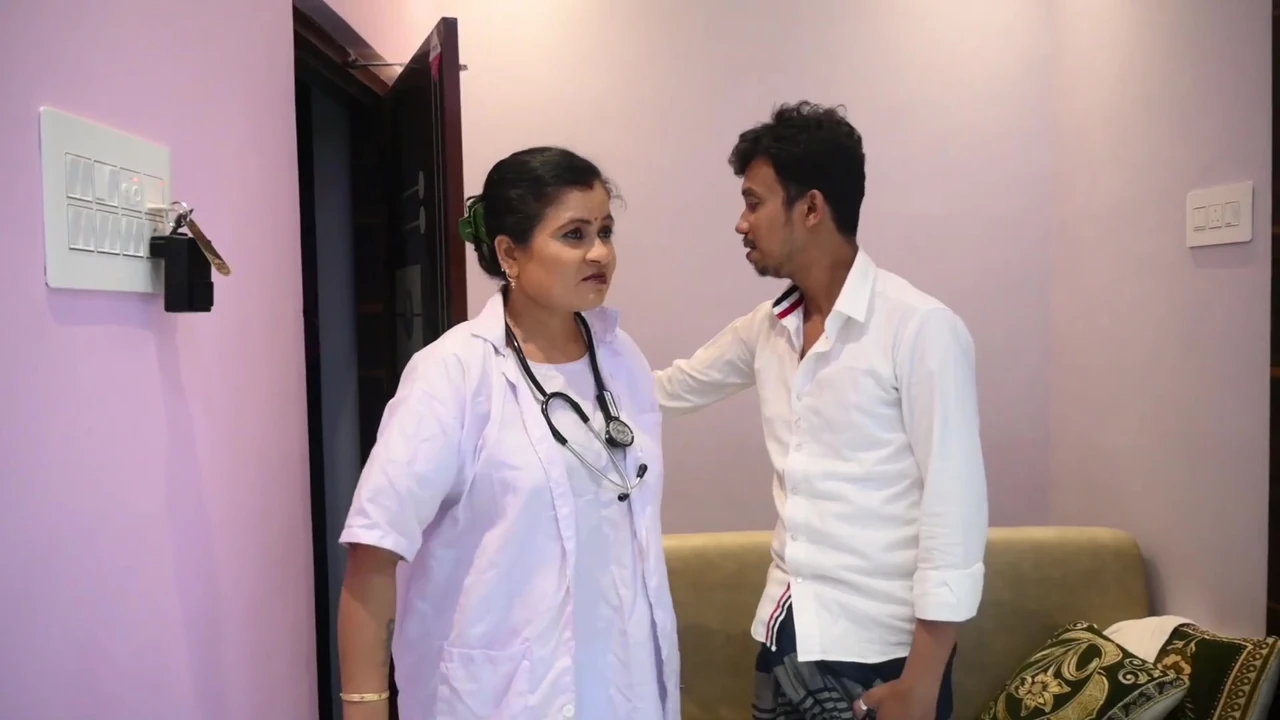 असामान्य सौतेले बेटे और सौतेले पापा डॉक्टर को मुश्किल से तीन लोगों वाली चुदाई से चोदते हैं