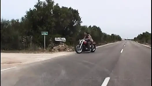 Bu sevimli genç sarışın yarak emici için büyük yarak