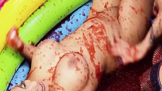 Havuz amcıkları sahnesi-4 büyük memeli esmer lezbiyenler jöle havuzunda birlikte seks yapıyor