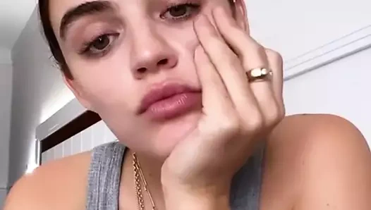 Lucy hale göğüs dekoltesi ve kızıl saç, selfie