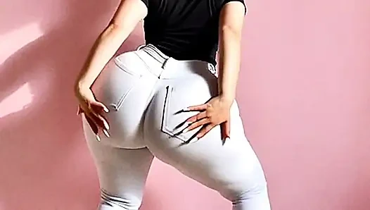 Güzel büyük götlü kız sallıyor 2