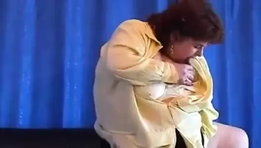 Olgun iri güzel kadın yapay penisle mastürbasyon yapıyor