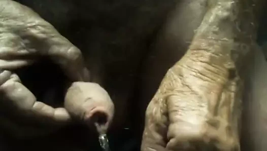 yaşlı adam pissing