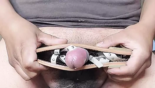 Arabasında bulunan müşteri kayışlı sandaletlerle oynayan tamirci