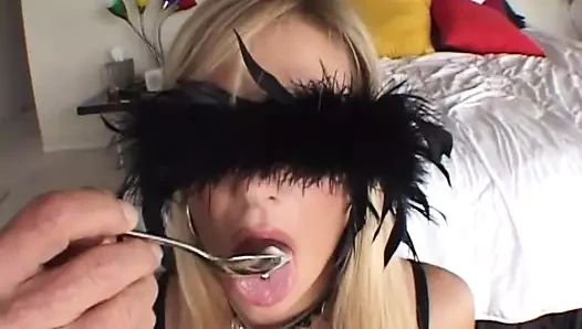 Sıcak sarışın genç abused ve aşağılanmış