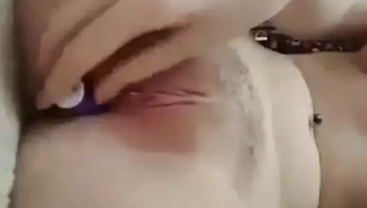 Muhteşem bebek doğal göğüsler parmak ona kapmak