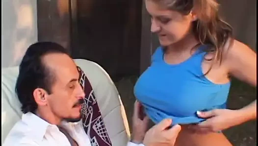 Yaşlı adam kalın yarağını esmer hatunların gırtlağına sokuyor