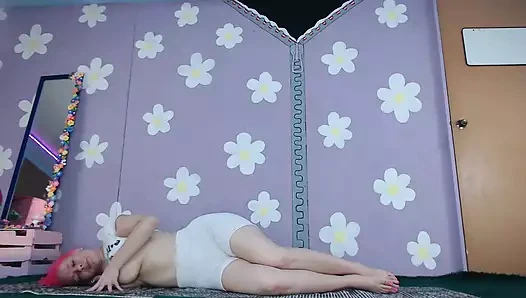 Yoga egzersizi sevimli orta yaşlı seksi kadın büyük göğüslerini teşhir ediyor