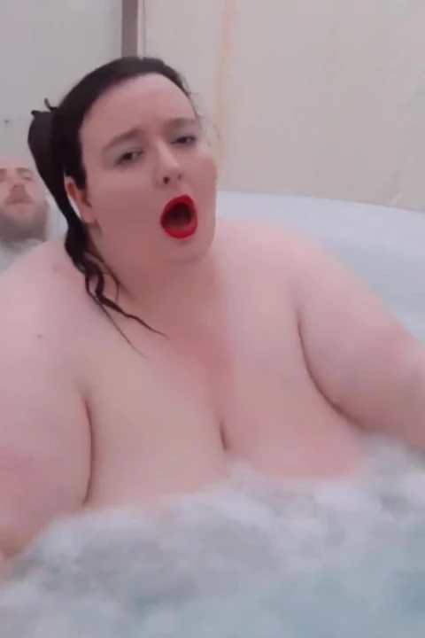 Ssbbw iri güzel kadın jakuzide domalarak seks yapıyor