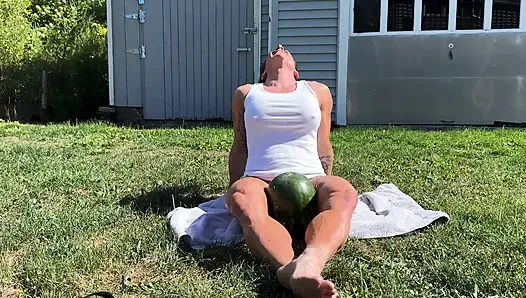 Kaslı orta yaşlı seksi kadın kandys karpuz ezme hakimiyeti