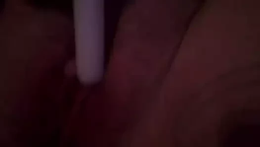 Paige bir saç fırçası ile mastürbasyon yapıyor