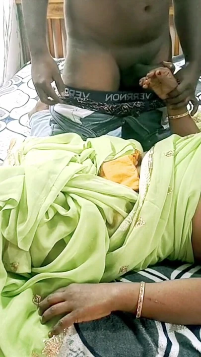 Kayınbiraderi erkek kardeşinin karısını baştan çıkardı ve bilgisi olmadan onu zar zor sikiyor -inleyerek tamil ses | Klip 1