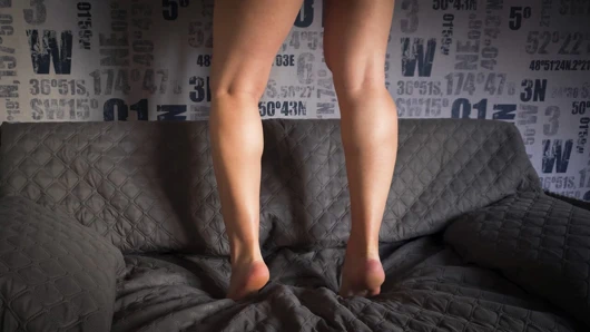 Genç amatör esneyen baldır kasları yakın çekim