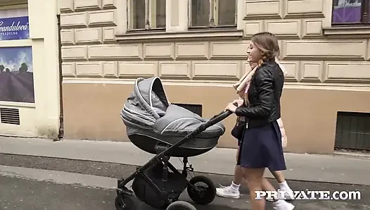 Yuvarlak götlü sürtük Belle Claire erkeğiyle sikişiyor