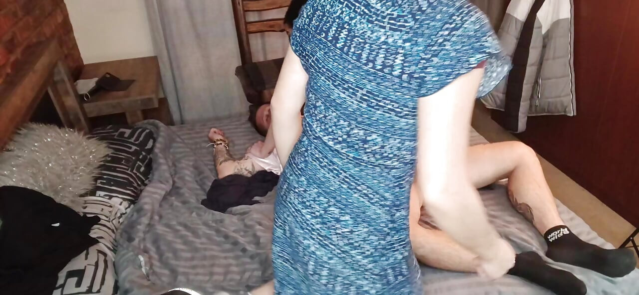 Ouer sürtük kız arkadaşların çifte amının içine boşalıyor