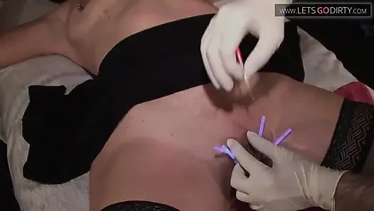 Amına şırınga enjekte edilirken orta yaşlı seksi kadın yatakta yatıyor