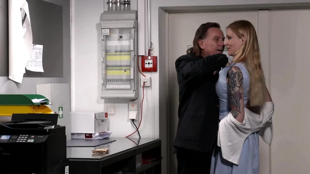 Patron tarafından yakalandı - ceza olarak sert üflemesi gerekiyor