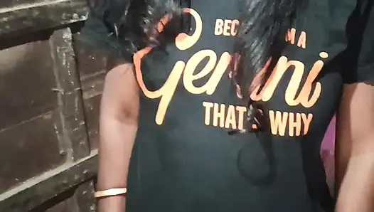 Hintli kız arkadaş odada