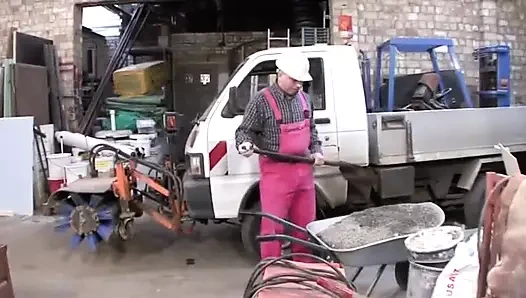 İki kadının bir yarağı paylaştığı ve değiş tokuş yaptığı üçlü seks için istekli görünüm. 5