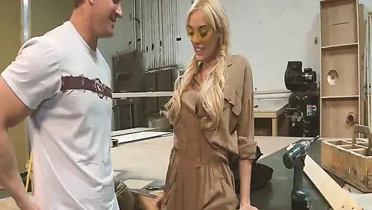 Göğüsler sikiliyor sahne 1: iç çamaşırlı büyük memeli orta yaşlı seksi kadın depoda seks yapıyor