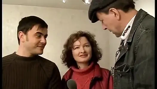 Dağınık saç stiline sahip güzel bayan seks yaparken eğleniyor