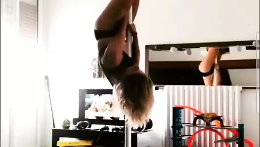 Le debut de la video de candice ou l 'ont voit son beau cul