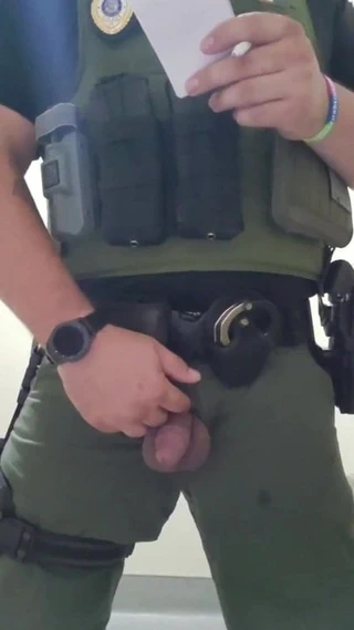 işeyen polis memuru